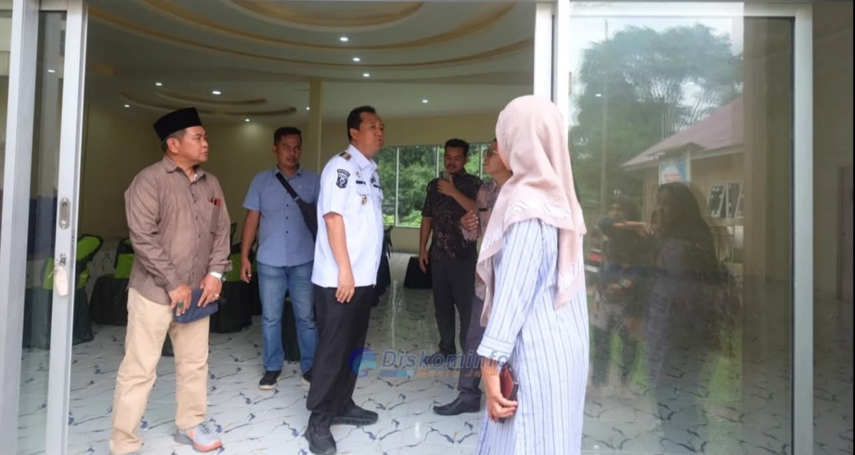 Bupati Muaro Jambi Tinjau Pembangunan Aula Kantor Desa Talang Duku dan Sekolah Taman Kanak-Kanak