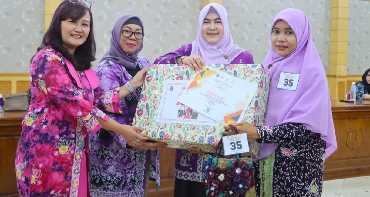 Ketua Dekranasda Tanjab Barat Hj. Fadhilah Sadat Apresiasi Lomba Modifikasi Tas Purun Sambut Hari Batik Nasional