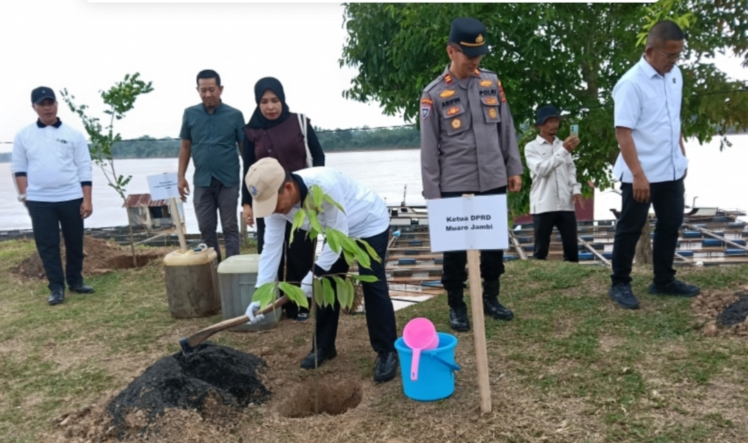 Waka DPRD Muaro Jambi Ikuti Penanaman Pohon Serentak