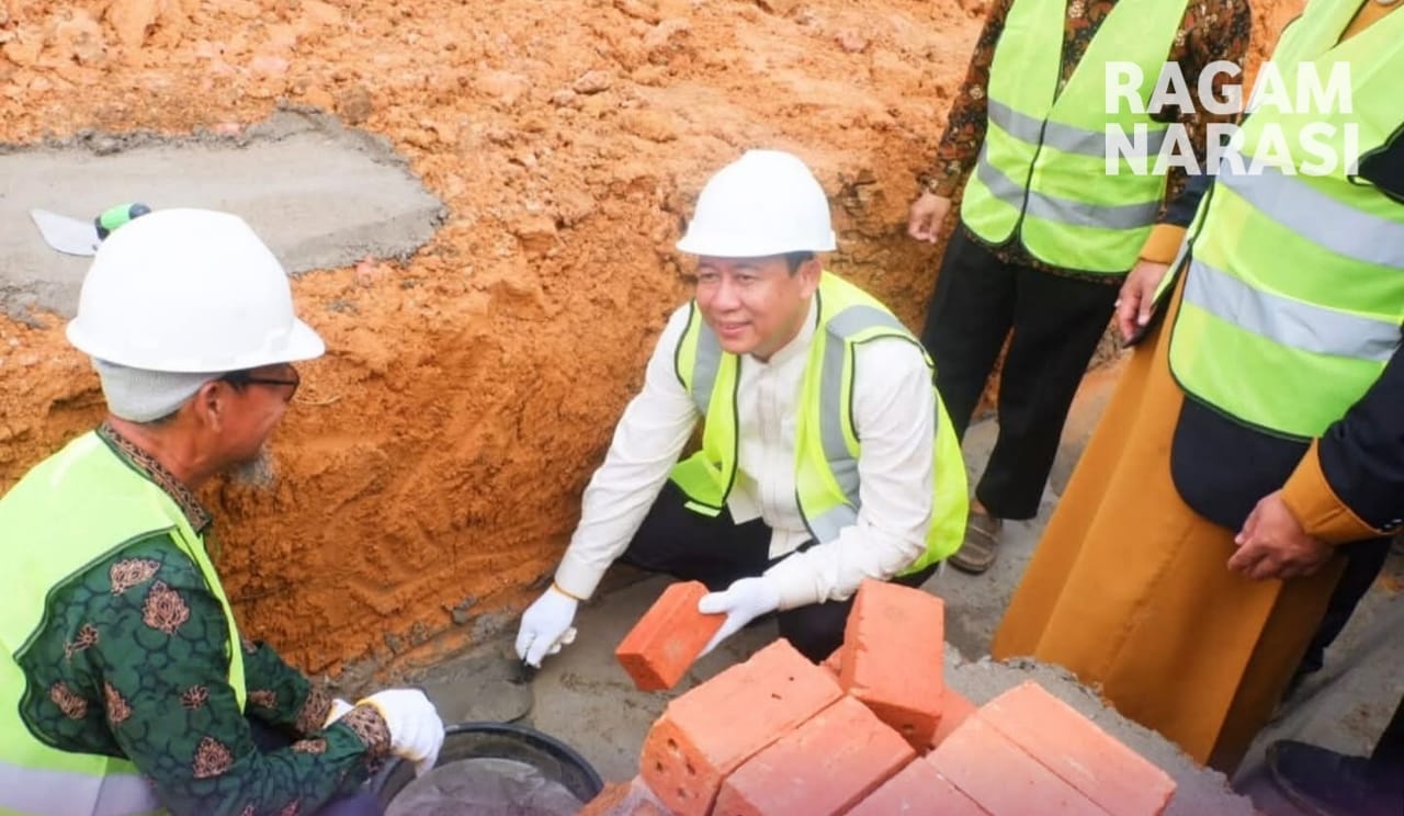 Secara Simbolis Bupati Muaro Jambi, Lakukan Peletakan Batu Pertama Pendirian Masjid Madina Raya