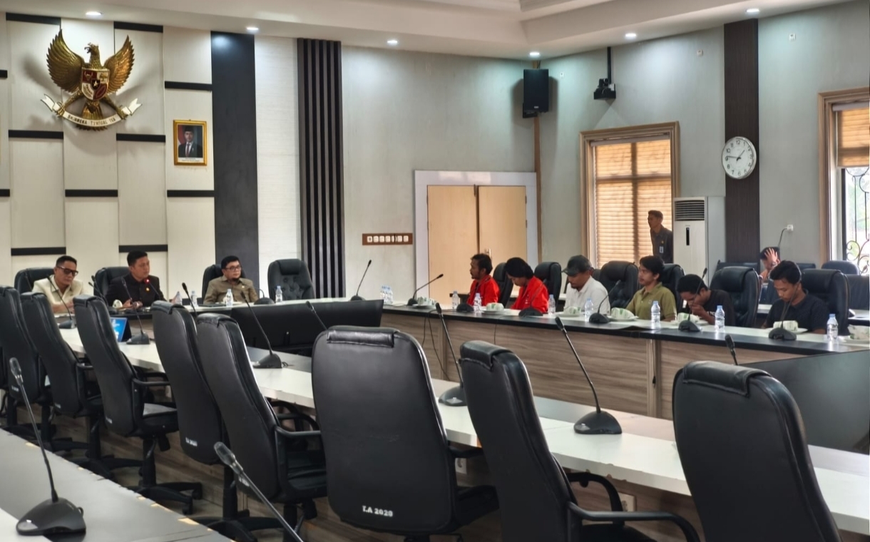 Sampaikan Tujuh Tuntutan. Pimpinan DPRD Jambi Temui Mahasiswa GMNI