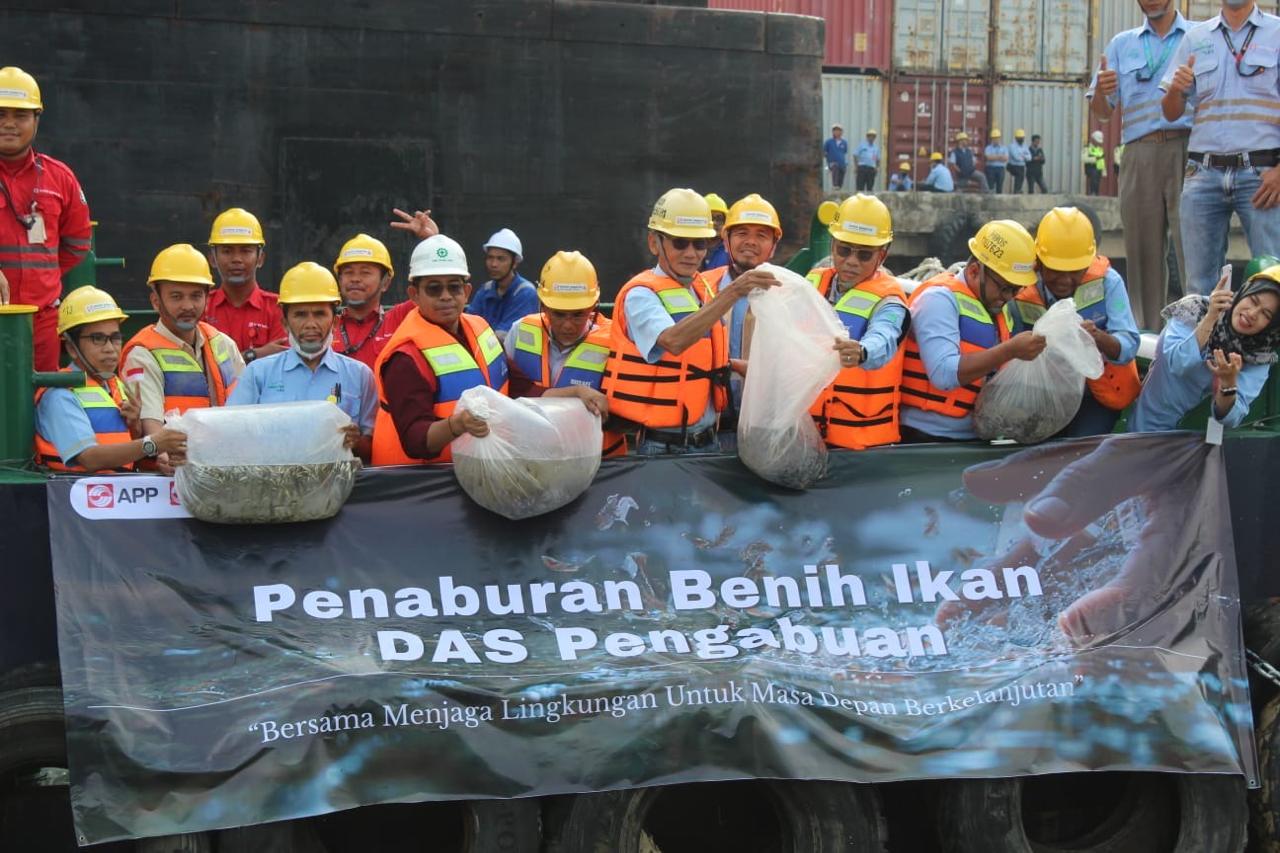 APP Group melalui unit usaha PT Lontar Papyrus Pulp & Paper Industry dan PT Wirakarya sakti Tanam Bibit Pohon dan Tebar Benih Ikan 