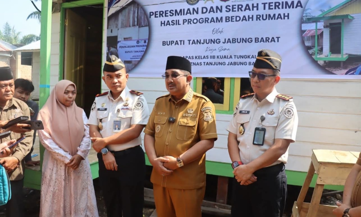 Bupati Anwar Sadat Serahkan Bantuan Bedah Rumah dan Hadiri Panen Raya