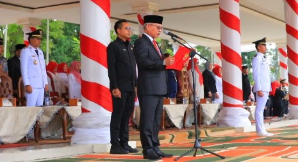 Ketua DPRD Muaro Jambi Membacakan Teks Proklamasi Upacara Peringatan HUT RI Ke 80