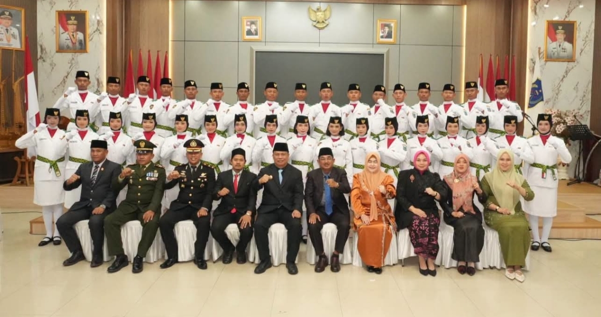 Bupati Anwar Sadat Kukuhkan 45 Anggota Paskibraka Tanjab Barat 2026