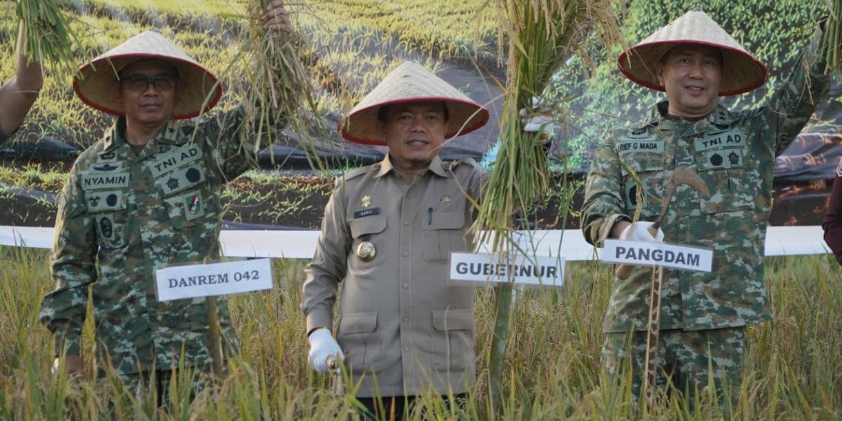 Gubernur Al Haris Hadiri Panen Raya TNI di Desa Kota Baru Geragai, Dukung Ketahanan Pangan