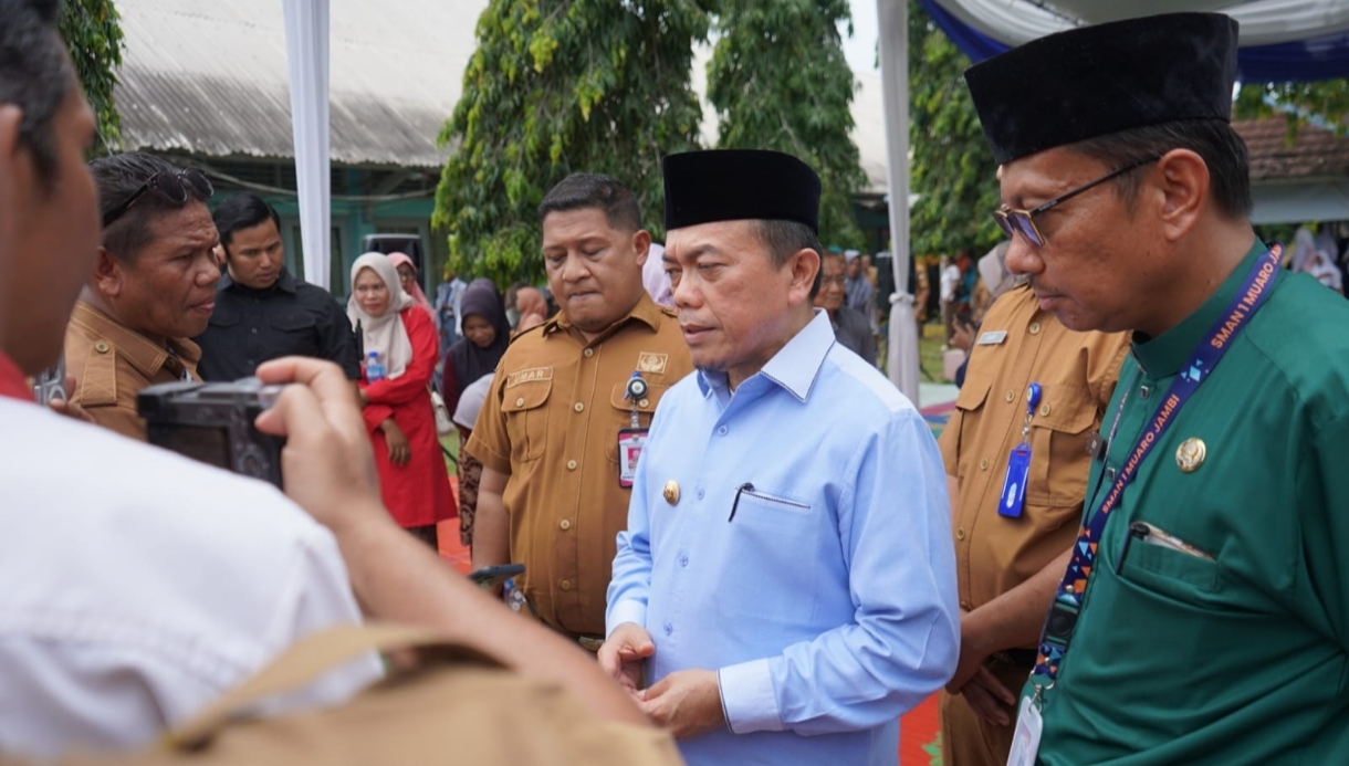 Gubernur Al Haris Apresiasi Penyerahan Murid Baru Secara Adat Melayu Jambi di SMA Negeri 1 Muaro Jambi