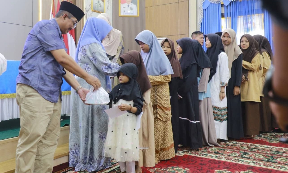 Bersama Bupati, Ketua TP PKK Tanjab Barat berbagi Santunan dan Sembako di Hari Jadinya yang ke-50