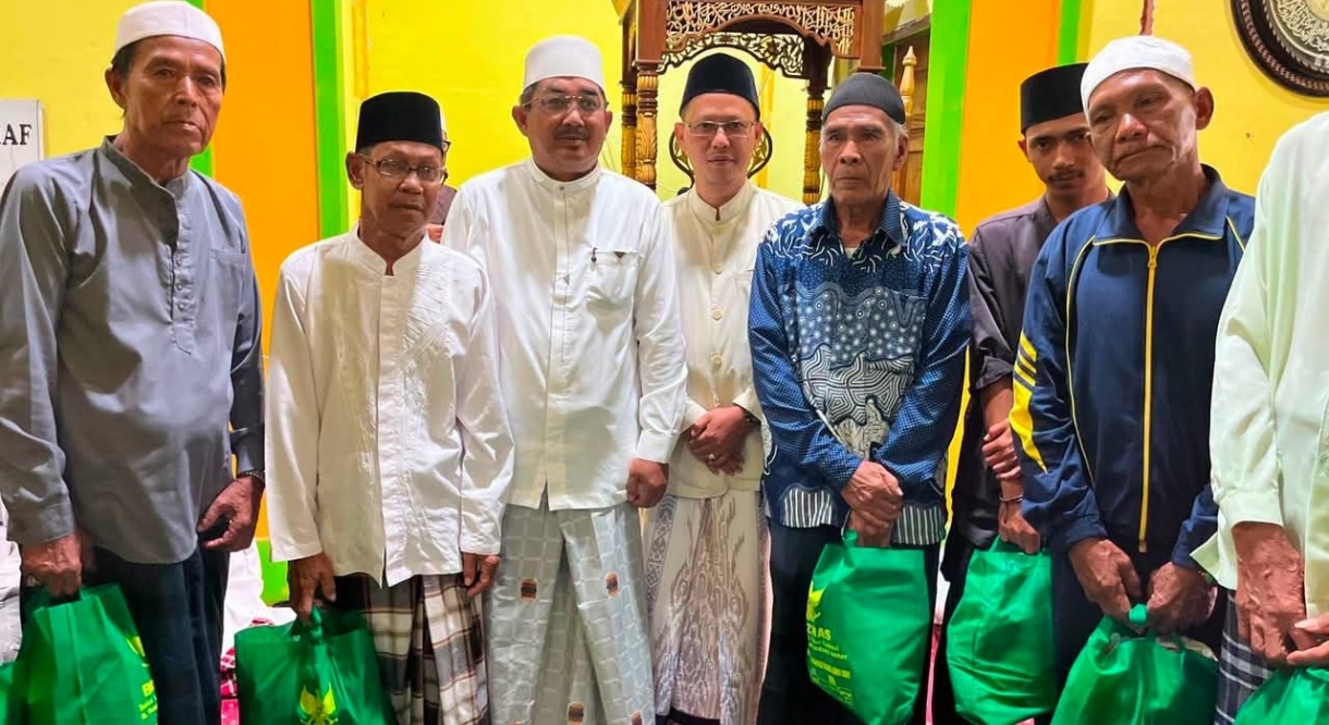 Safari Subuh di Masjid Al Hidayah, Bupati Anwar Sadat Serahkan Bantuan ZIS Rp10 Juta