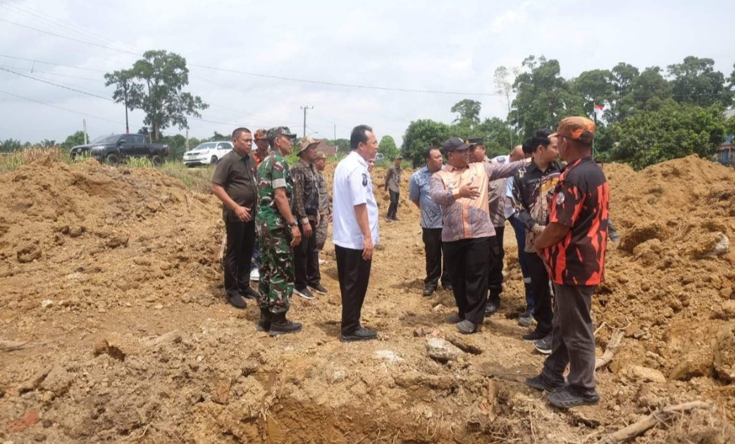 Bupati Muaro Jambi Tinjau Proses Pembangunan Gerai Koperasi Desa Merah Putih di Taman Rajo