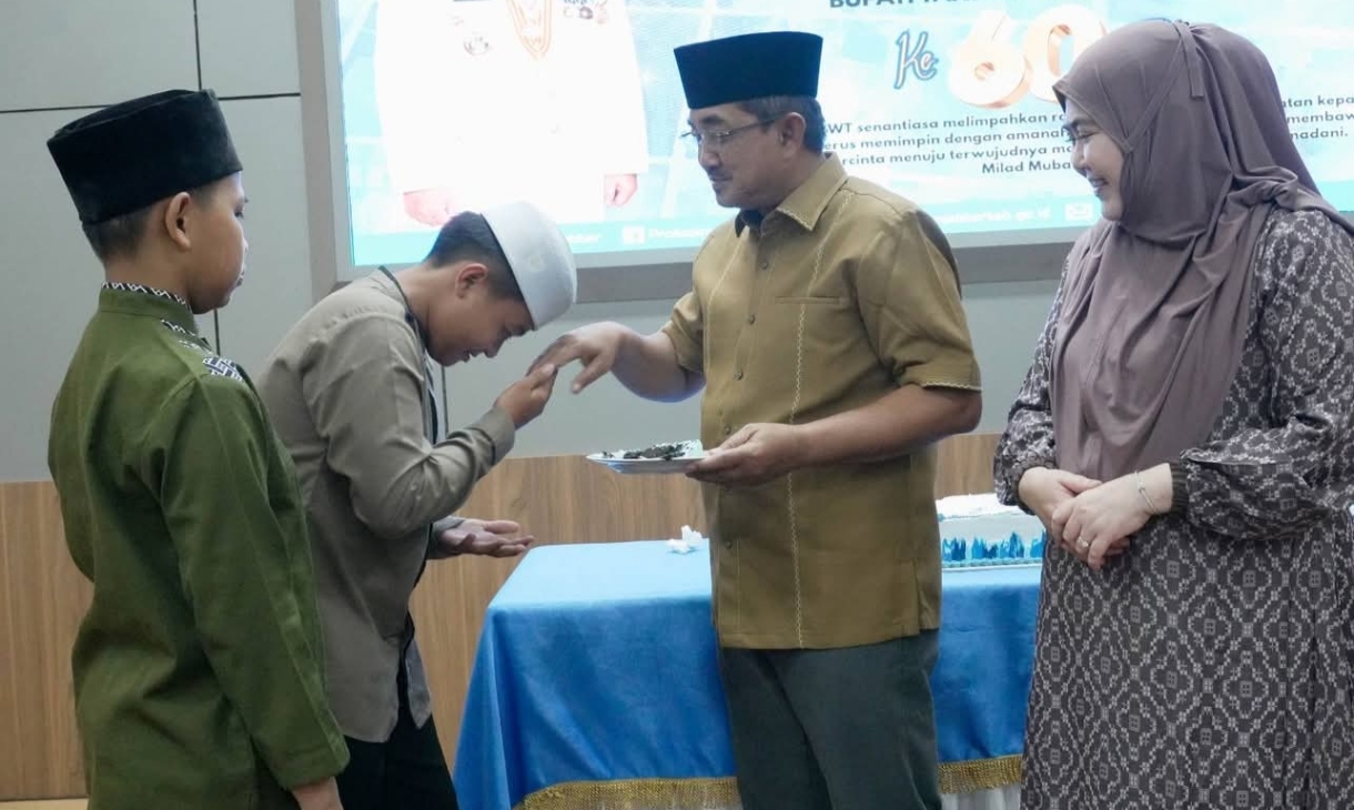 Bupati Anwar Sadat Santuni 100 Anak Yatim di Momen Milad ke-60