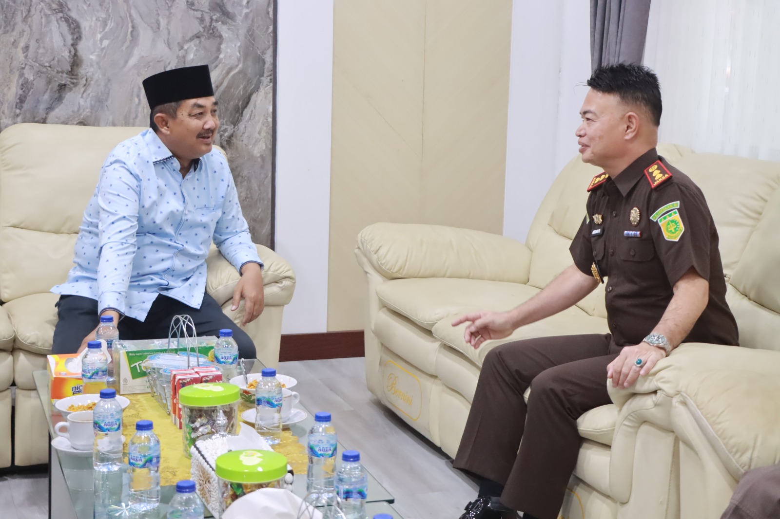 Perkuat Sinergi Penegakan Hukum, Kajari Tanjab Barat Silaturahmi dengan Bupati Anwar Sadat