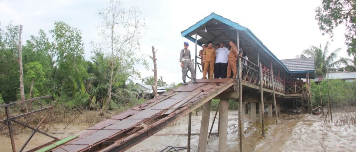 Respons Cepat Keluhan Warga, Bupati Anwar Sadat Tinjau Dermaga Apung Ambruk di Tanjung Senjulang