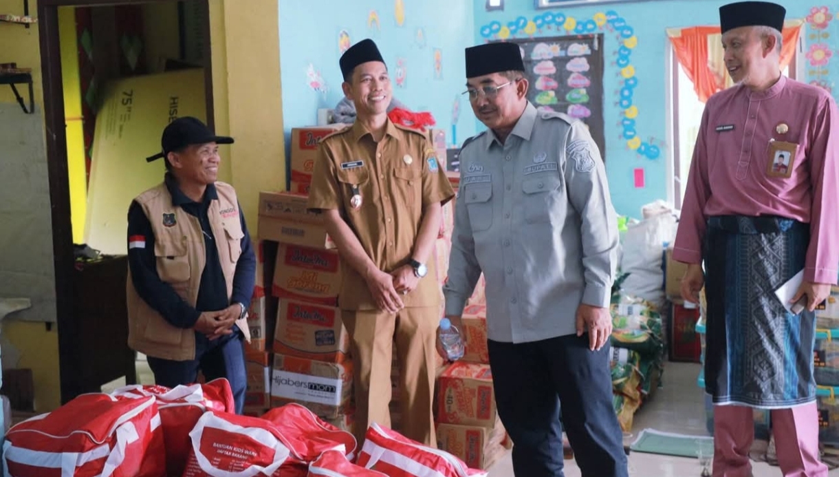Bupati Anwar Sadat Salurkan Bantuan untuk Korban Kebakaran Teluk Nilau
