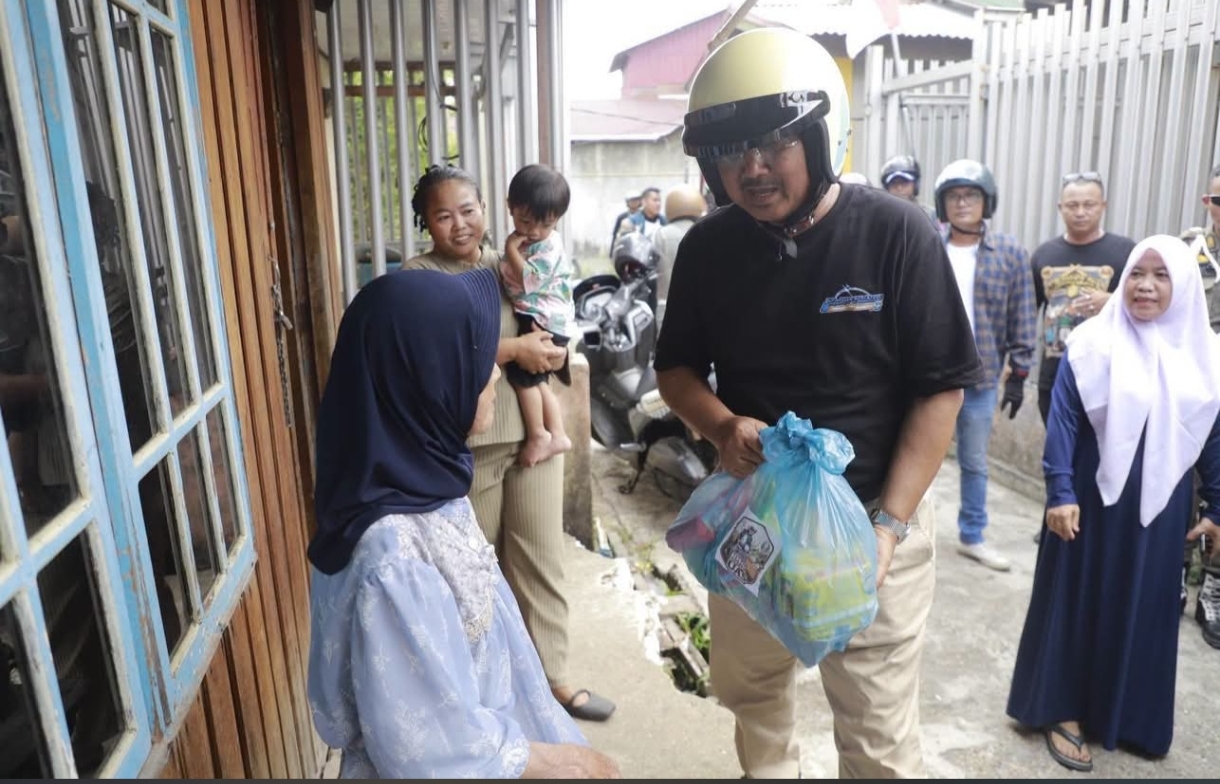 Bupati Anwar Sadat Bagikan 100 Sembako untuk Warga Kurang Mampu