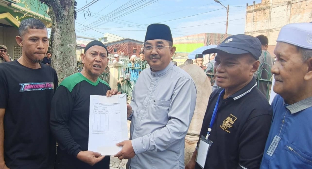 Bupati Anwar Sadat Serahkan Sapi Kurban Bantuan Presiden RI di Masjid Raya Al Muttaqin