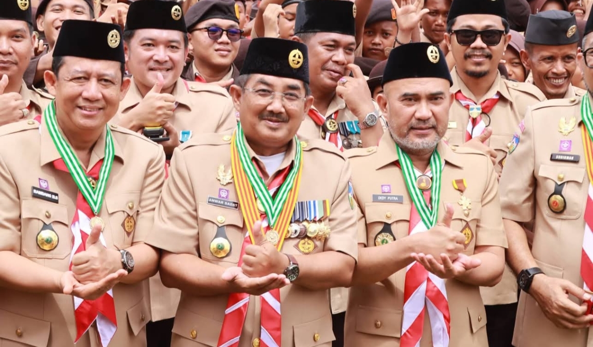 Bupati Anwar Sadat Dianugerahi Lencana Bergengsi