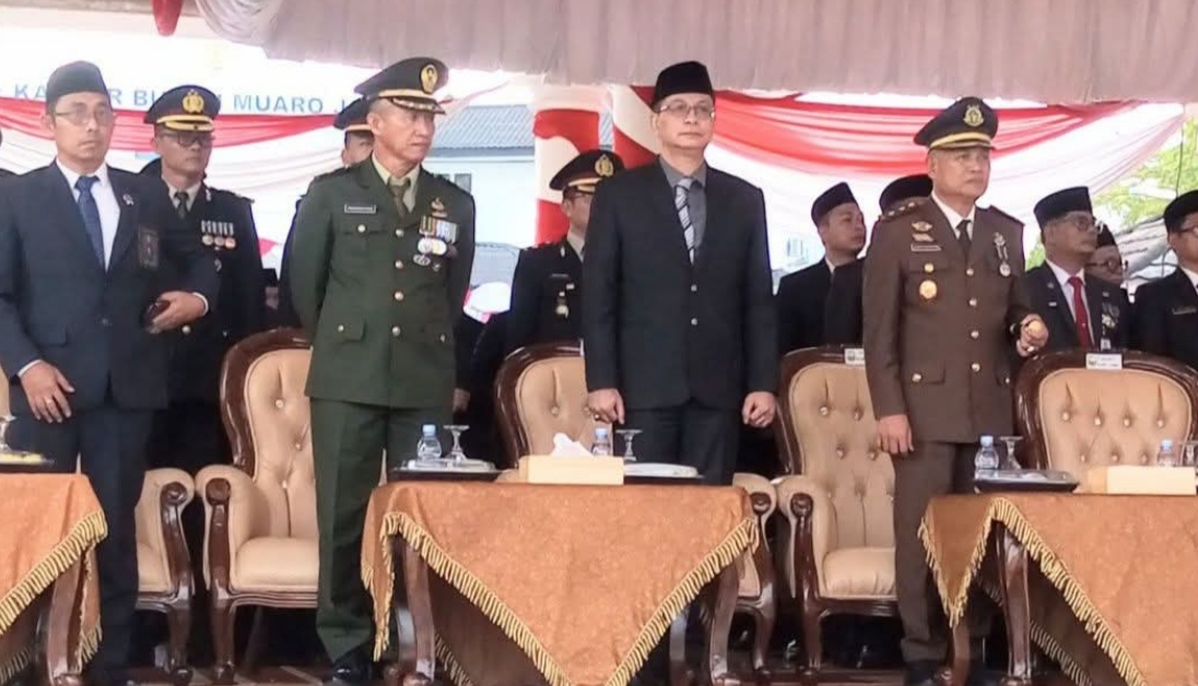 Wakil Ketua II DPRD Muaro Jambi, Jurjani, Hadiri Upacara Penurunan Bendera Merah Putih HUT ke-81 RI